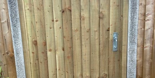 Feather edge flat top gate