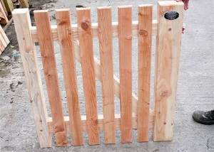 Paled flat top gate