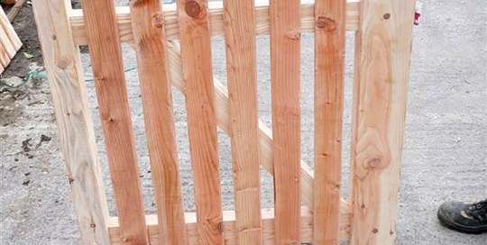 Paled flat top gate