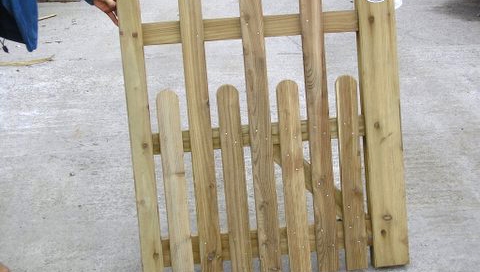 Paled Staggered Top Gate
