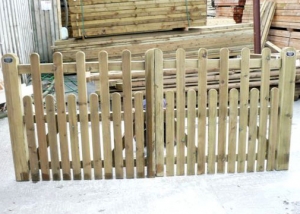 Paled staggered top driveway gate
