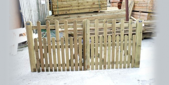 Paled staggered top driveway gate